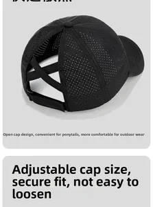 Dettaglio del cappellino da baseball nero in mesh con apertura elastica per coda di cavallo