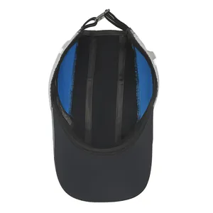 Gorra deportiva transpirable con paneles grises y correa ajustable, vista del interior