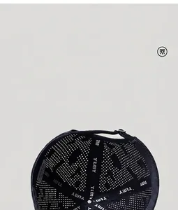 Detalle del interior de malla transpirable y la cinta reforzada dentro de la gorra de béisbol