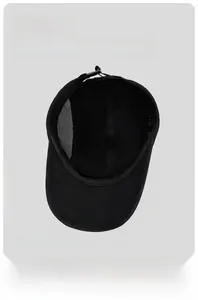 Vue détaillée de la casquette de sport noire avec maille respirante et tissu à séchage rapide