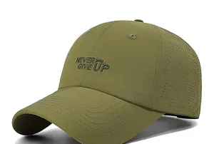 Detalle del bordado NEVER GIVE UP y orificios de ventilación cortados con láser en la gorra