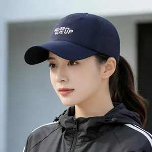 Gorra de béisbol azul marino de secado rápido con agujeros láser y bordado