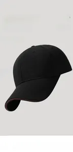 Dettaglio del cappellino da baseball nero con trama traspirante e bordo a sandwich