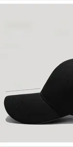 Dettaglio cappello nero con tesa allungata da 7,5 cm e trama in tessuto a rete fine