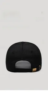 Dettaglio della fibbia in metallo regolabile e cinturino posteriore del cappello nero