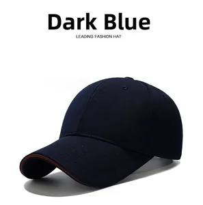 Dettaglio cappello bianco con trama in tessuto ananas e bordo marrone visiera