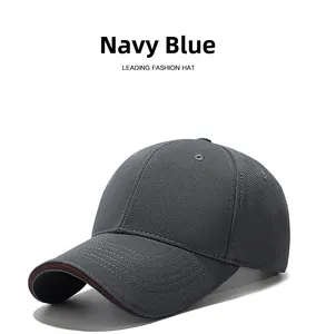 Dettaglio del cappellino blu navy con trama del tessuto e visiera sandwich a contrasto