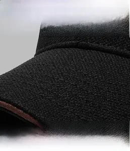 Dettaglio cappellino nero in tessuto ananas con bordo marrone e cuciture di rinforzo