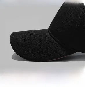 Dettaglio cappello baseball nero con visiera rinforzata e trama in mesh traspirante