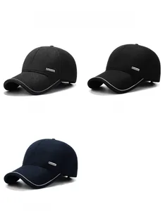 Detailansicht von Winter-Baseballkappen in Grau, Schwarz und Navy mit reflektierendem Rand