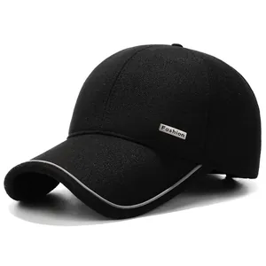 Winter-Baseballkappe für Herren mit Ohrenschutz und einem modischen Metallplakette in Silber
