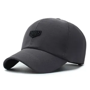 Casquette de baseball rayée gris foncé avec écusson vintage et visière incurvée pour femmes