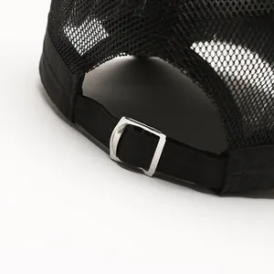 Vista trasera de la gorra de béisbol negra transpirable con hebilla metálica ajustable