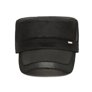 Gorra militar negra de secado rápido con malla transpirable y detalle metálico