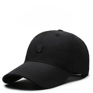 Detailaufnahme der schnelltrocknenden schwarzen Baseballkappe mit R-Logo für den Sonnenschutz