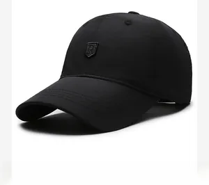 Detailansicht der schnell trocknenden schwarzen Baseballkappe mit R-Schild-Abzeichen und Textur