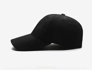 Seitenansicht einer schnelltrocknenden schwarzen Baseballkappe mit Belüftung und Ziernähten