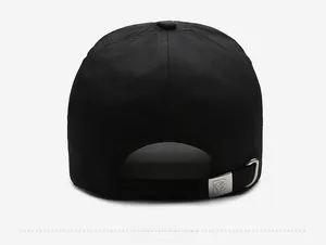 Detailansicht der schwarzen schnelltrocknenden Baseballkappe mit Metallschnalle hinten
