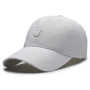 Weiße schnelltrocknende Baseballkappe mit silbernem R-Schild-Logo für Sport und Sonnenschutz