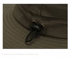 Détail du cordon de serrage et de la boucle sur le tissu du chapeau de soleil olive