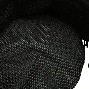 Détail de la doublure en maille noire respirante d'un chapeau de pêche pliable