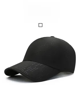 Détail de la casquette de baseball noire avec trous laser et logo S sur le côté
