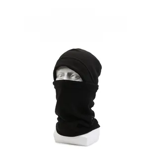 Détail d'un ensemble bonnet en polaire noire et cache-col pour hommes avec protection