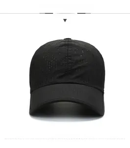 Vue avant d'une casquette de baseball en mesh noir avec trous d'aération et logo S