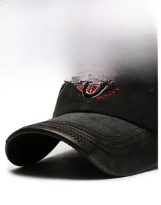 Détail de la visière de casquette noire avec liseré en cuir et coutures renforcées