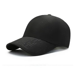 Vue latérale de la casquette de baseball noire en maille respirante à séchage rapide