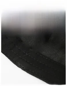 Détail du bandeau de sudation élargi et coutures de précision sur casquette noire