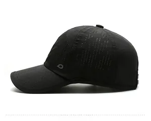 Détail de la casquette de sport noire séchage rapide avec évents découpés au laser