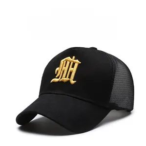 Détail de la casquette noire avec broderie gothique dorée et filet respirant à l'arrière
