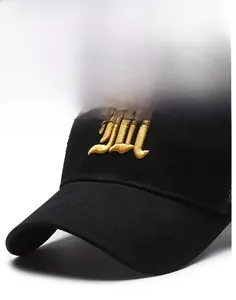 Détail de la broderie gothique dorée sur la casquette de baseball noire à filet