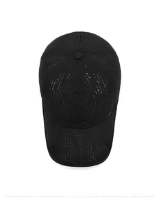 Vue de dessus d'une casquette noire à séchage rapide avec des trous de ventilation laser