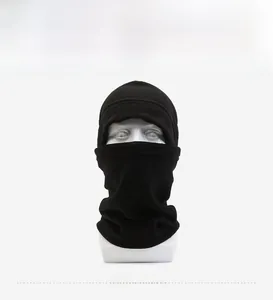 Vue frontale de la cagoule thermique en polaire noire couvrant le visage et le cou
