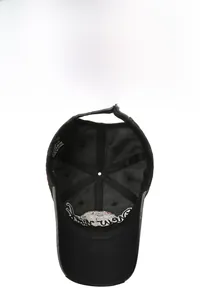 Détail de la structure interne en coton et boucle en métal de la casquette noire