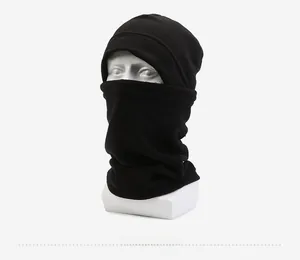 Vue latérale de l'ensemble bonnet et cache-col en polaire noire sur présentoir modèle