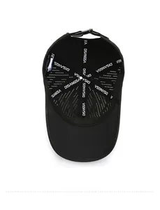 Détails de la casquette de sport noire avec mesh respirant et bande de marque interne