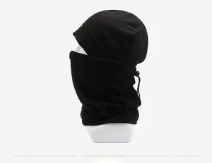 Vue latérale de la cagoule en polaire noire avec cordon de serrage et texture thermique