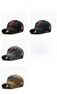 Détail montrant des casquettes vintage en coton délavé avec broderie New York en 5 tons