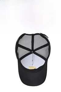Détail de la casquette trucker noire respirante avec broderie dorée sur le bord