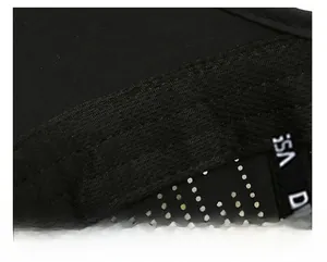 Détail du bandeau anti-transpiration respirant et des coutures de la casquette de sport
