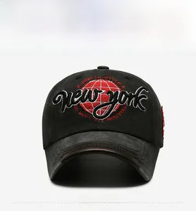 Gros plan de la broderie New York sur casquette délavée avec bordure de visière en cuir