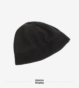 Détail de la doublure intérieure en polaire noire douce pour bonnet et cache-col