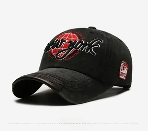 Détail de la broderie New York sur casquette en coton délavé avec bord en cuir