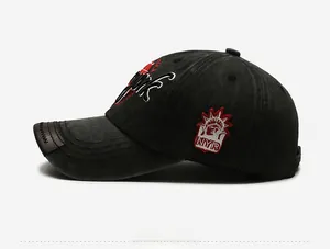 Vue latérale de casquette de baseball en coton délavé noir avec broderie Statue de la Liberté