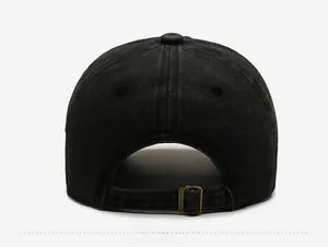 Gros plan sur la boucle métallique de la casquette de baseball vintage en denim noir