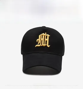 Détails de la broderie dorée gothique et du filet arrière sur cette casquette noire