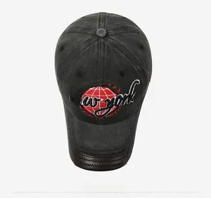 Vue de dessus d'une casquette délavée noire avec broderie New York et visière en cuir